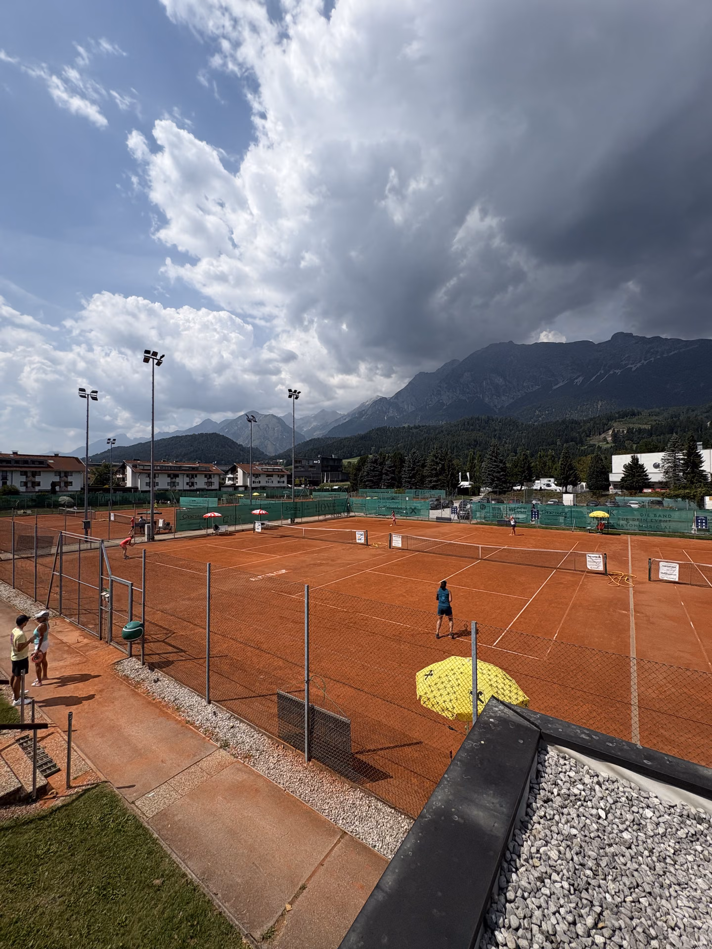 Tennisanlage des Tennisklub Wattens bei dramatischer Wolkenstimmung