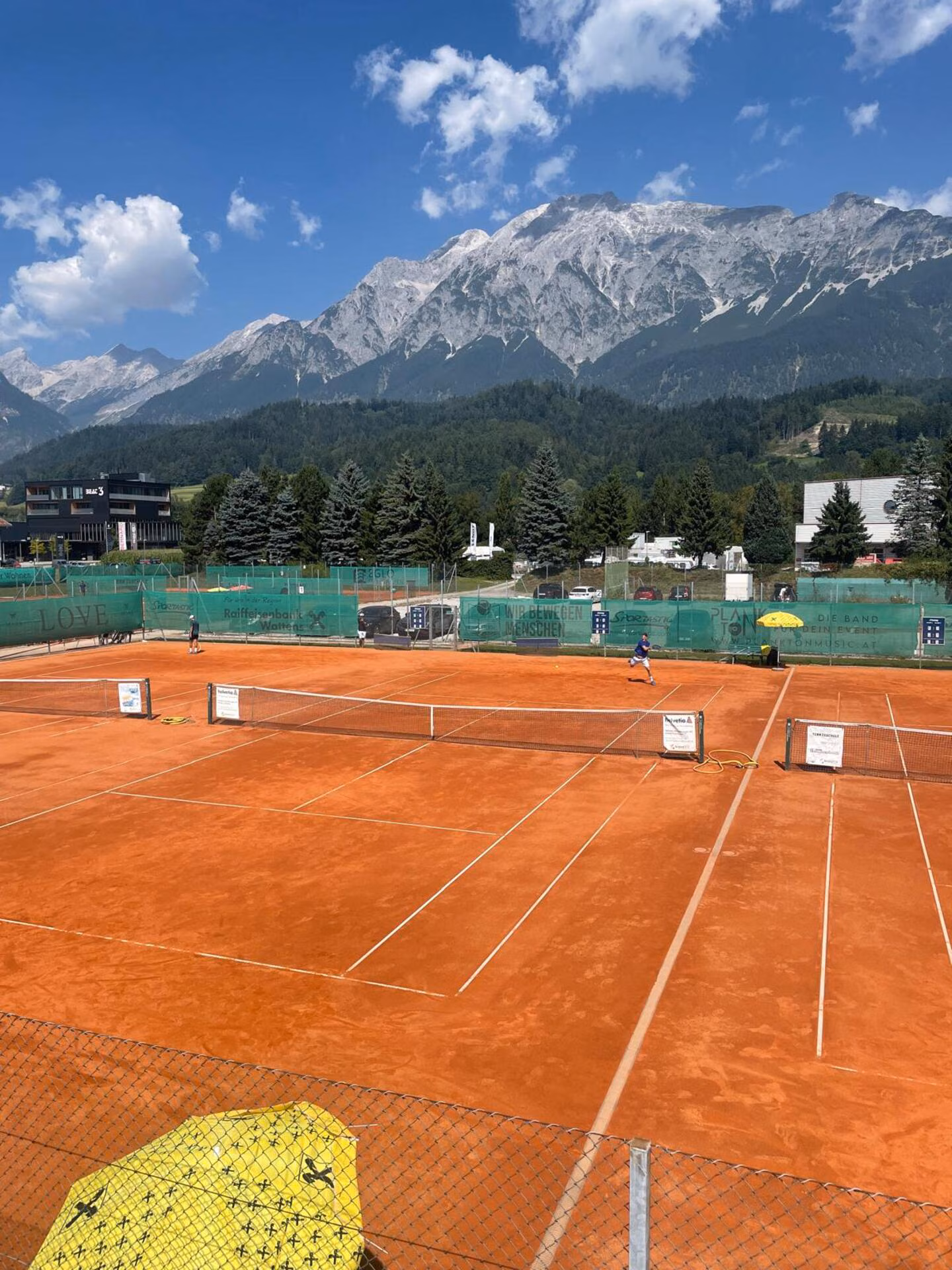 Tennisplätze des Tennisklub Wattens vor Bergpanorama
