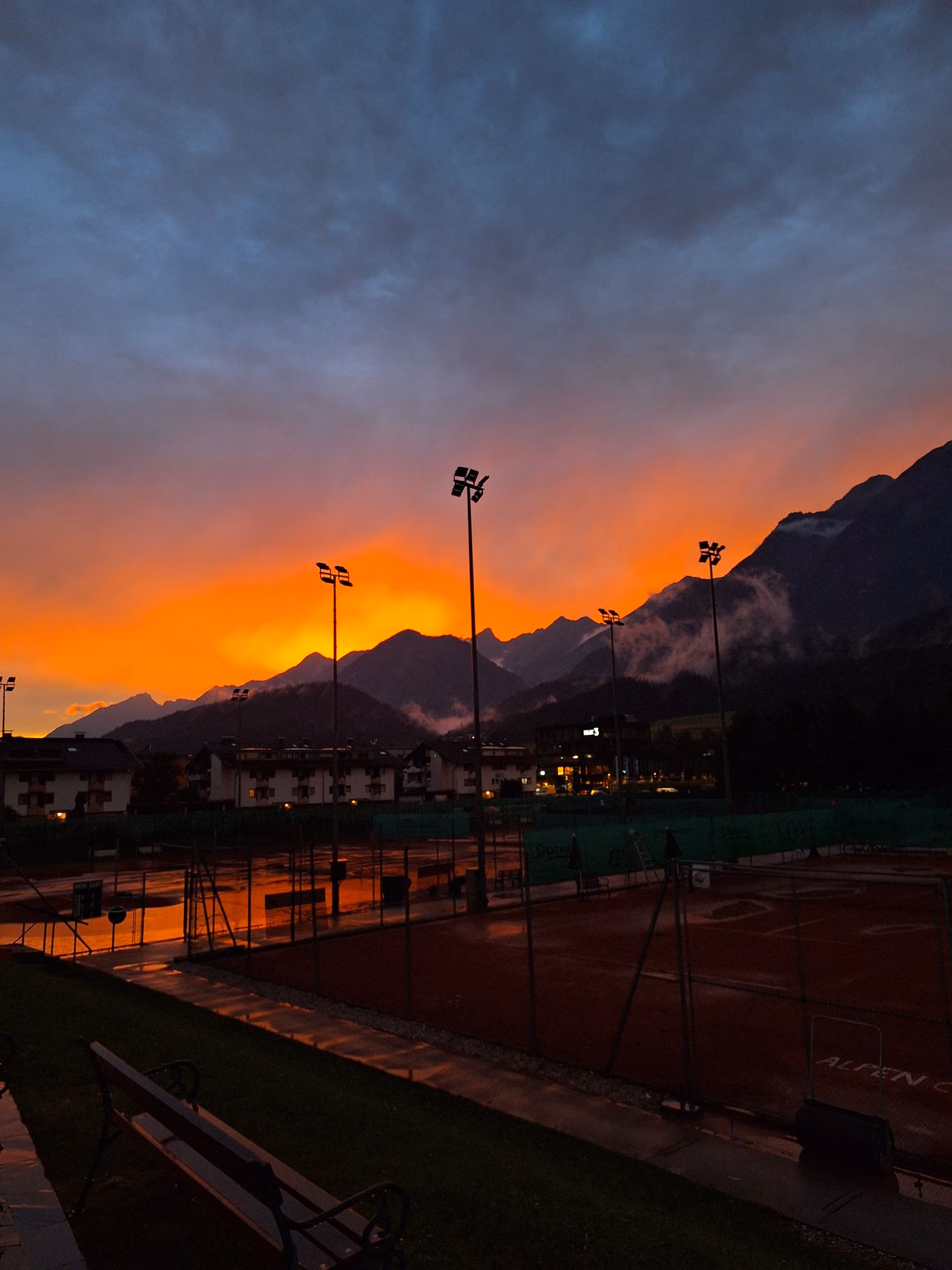Sonnenuntergang über der Tennisanlage des Tennisklub Wattens